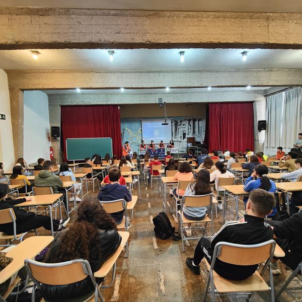 NOTICIA| EL VIA ALBALI VALDEPEAS, CON LOS ALUMNOS Y ALUMNAS DEL IES FRANCISCO DE QUEVEDO