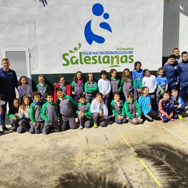 NOTICIA| ENCUENTRO DEL VIA ALBALI VALDEPEAS CON EL COLEGIO NUESTRA SEORA DE LOS DOLORES