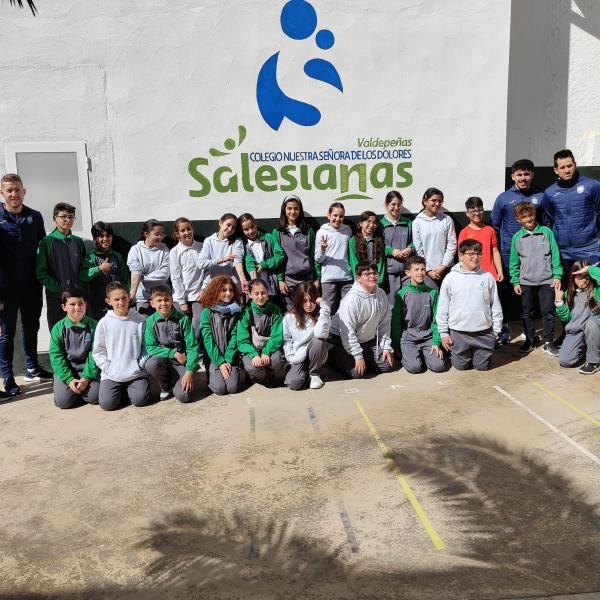 NOTICIA| ENCUENTRO DEL VIA ALBALI VALDEPEAS CON EL COLEGIO NUESTRA SEORA DE LOS DOLORES