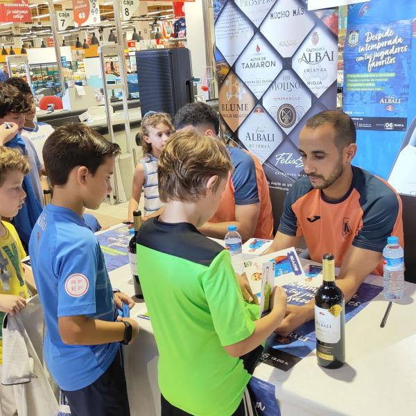 NOTICIA| EDU, BOYIS, POL PACHECO Y SOLANO FIRMARON AUTGRAFOS EN EL HIPERMERCADO ALCAMPO