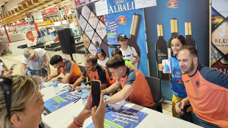 NOTICIA| EDU, BOYIS, POL PACHECO Y SOLANO FIRMARON AUTGRAFOS EN EL HIPERMERCADO ALCAMPO