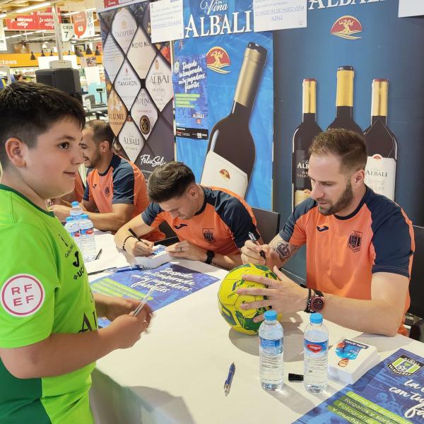 NOTICIA| EDU, BOYIS, POL PACHECO Y SOLANO FIRMARON AUTGRAFOS EN EL HIPERMERCADO ALCAMPO