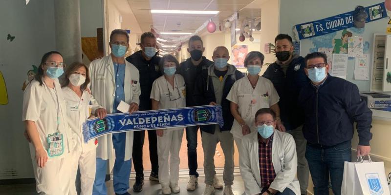 NOTICIA| EL VIA ALBALI VALDEPEAS VISITA A LOS NIOS Y NIAS DEL HOSPITAL